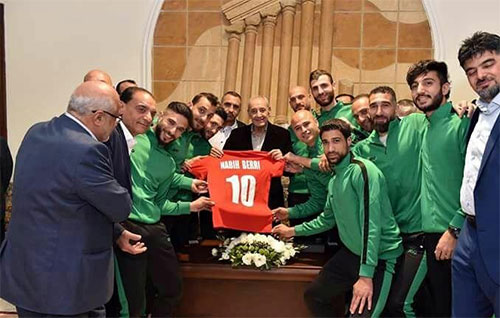 Berri con una delegación del club de fútbol Al-Ghaziyeh Jefe parlamentario libanés lamenta decadencia en discurso político ante elecciones